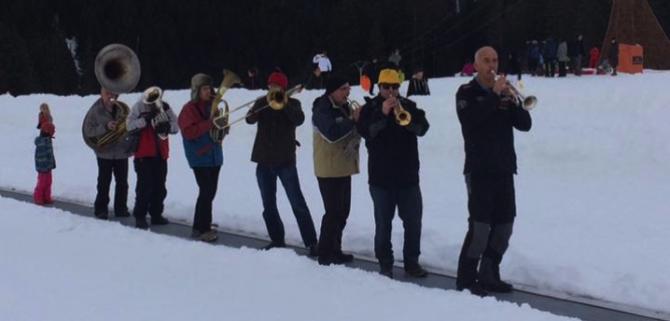 Ambiance musicale sur les pistes pour fêter la Saint Sylvestre. 